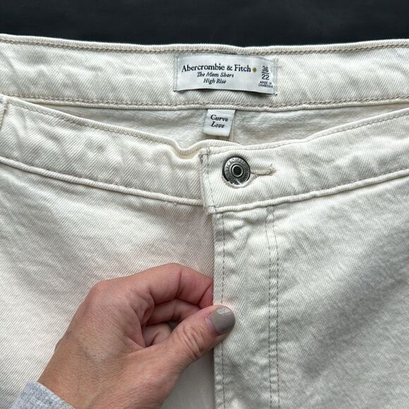 NWT Abercrombie and Fitch The Mom High Rise Shorts Curve Love Cream Size 22 / 36 - Picture 4 of 15